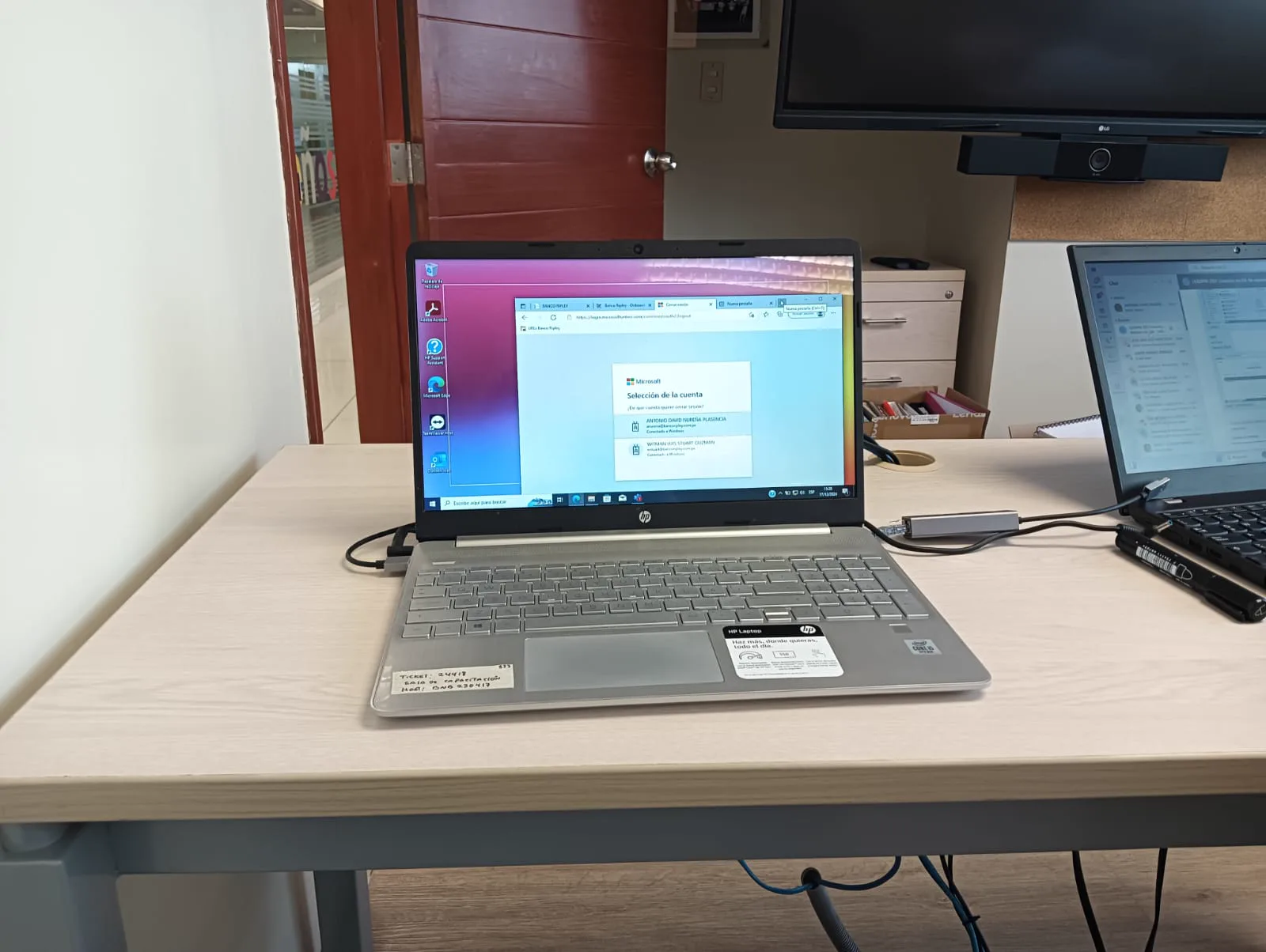 Laptop configurada durante una atención técnica corporativa