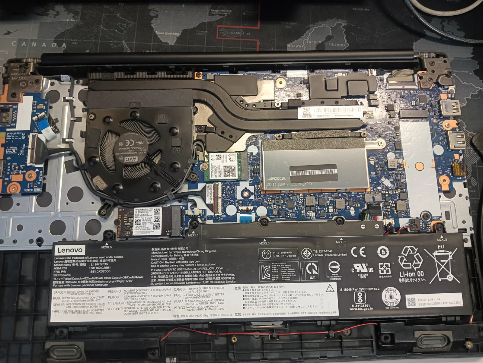 Interior de laptop Lenovo después de mantenimiento
